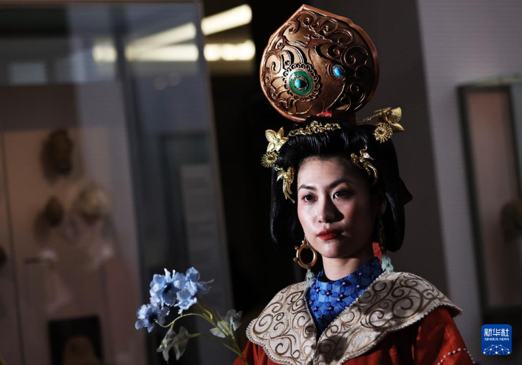 3月13日，在位于法國巴黎的吉美國立亞洲藝術(shù)博物館，模特展示敦煌復(fù)原服飾。新華社記者 高靜 攝