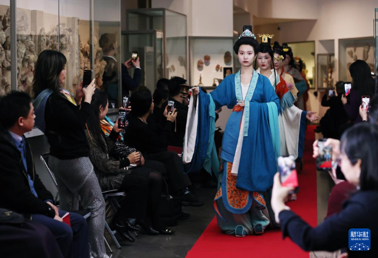 3月13日，在位于法國巴黎的吉美國立亞洲藝術(shù)博物館，模特展示敦煌復(fù)原服飾。新華社記者 高靜 攝
