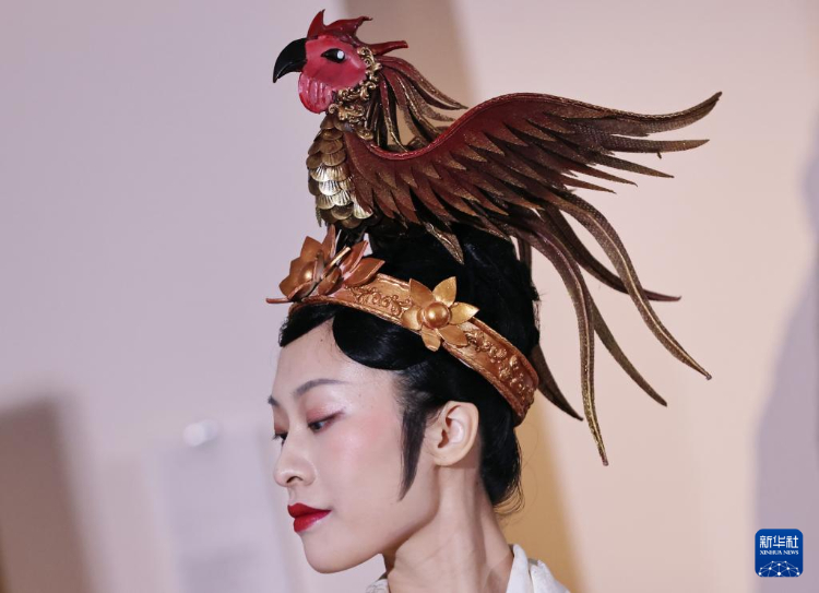 3月13日，在位于法國巴黎的吉美國立亞洲藝術(shù)博物館，模特展示敦煌復(fù)原服飾。新華社記者 高靜 攝