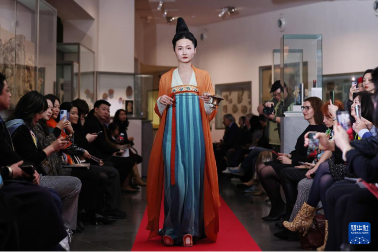3月13日，在位于法國巴黎的吉美國立亞洲藝術(shù)博物館，模特展示敦煌復(fù)原服飾。新華社記者 高靜 攝