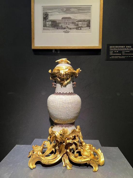 青釉香水瓶，瓷瓶頂部、口沿、底座均裝飾洛可可風(fēng)格銅鍍金飾件。新華社記者徐壯 攝