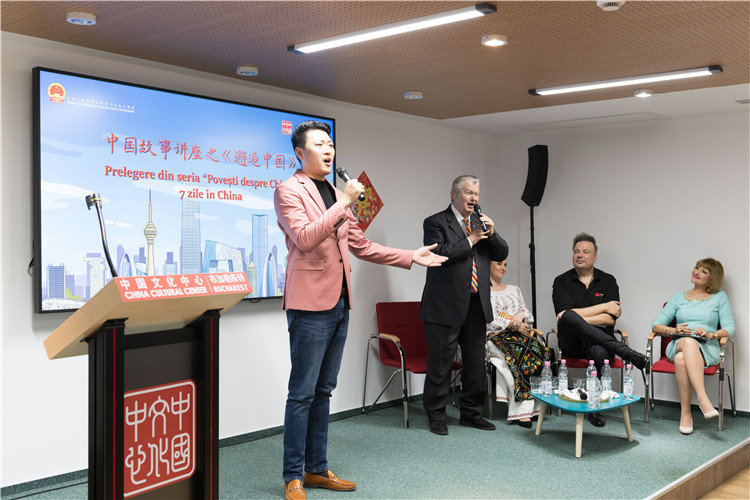 中國青年男高音歌唱家方瀧與奧爾基·圖爾達合唱羅語歌曲。布加勒斯特中國文化中心供圖。