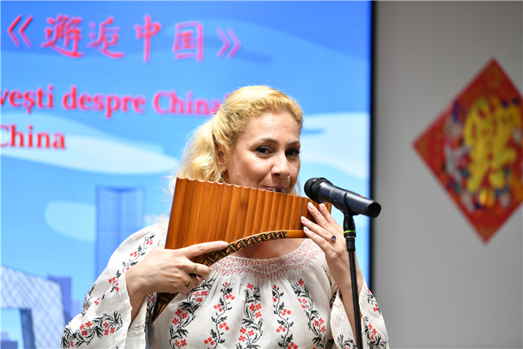喬治亞娜·帕納演奏排簫。 布加勒斯特中國文化中心供圖。
