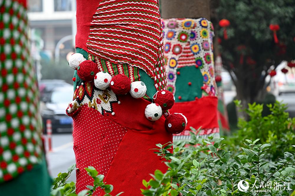 杭州市拱墅區(qū)獅虎橋路上的行道樹“穿”上了新裝。人民網(wǎng) 葉賓得攝
