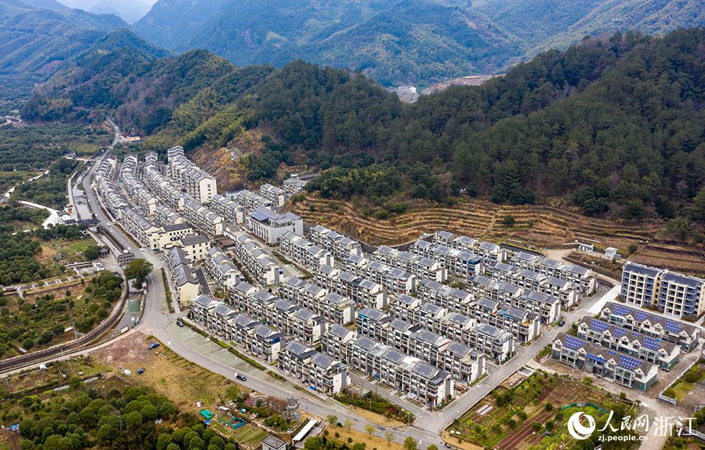 近日，航拍寧波市海曙區(qū)龍觀鄉(xiāng)李岙村屋頂光伏項(xiàng)目。人民網(wǎng) 章勇濤攝