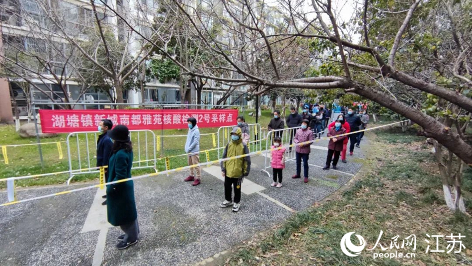 湖塘鎮(zhèn)黨員干部定點(diǎn)、定人、定崗、定責(zé)保障核酸檢測(cè)有序進(jìn)行。 武進(jìn)區(qū)委宣傳部供圖