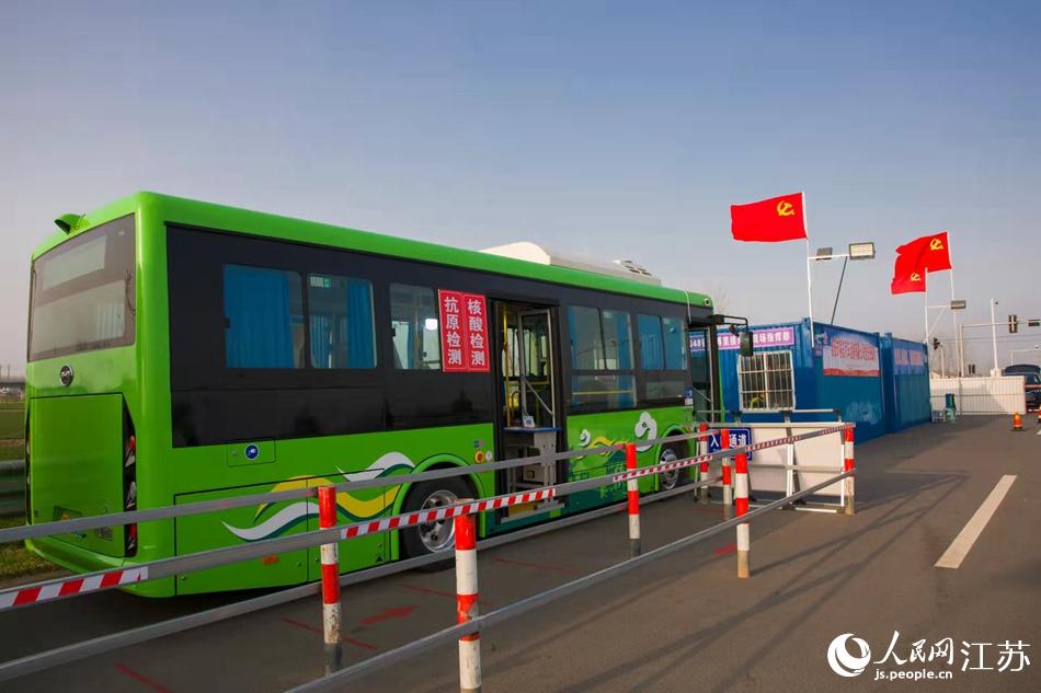 淮安市客總汽車運(yùn)輸有限公司調(diào)集兩部車況最佳“核酸采樣流動(dòng)車”，組建黨員“先鋒崗”。紀(jì)星名攝