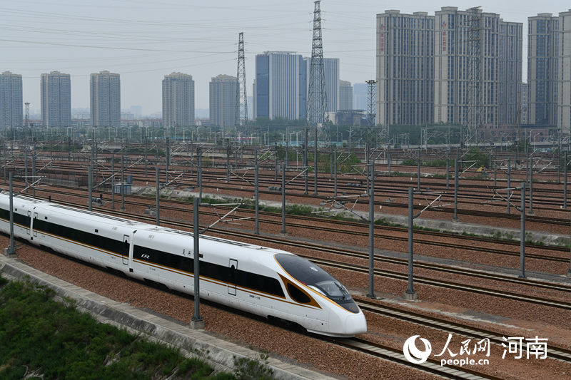 列車駛出站臺(tái)。人民網(wǎng) 霍亞平攝