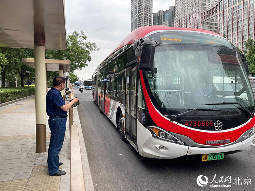 北京1路公交車駛進八王墳西站，此前各路公交經過該站時均甩站通過，今起該站回復正常上下客。人民網(wǎng) 尹星云攝
