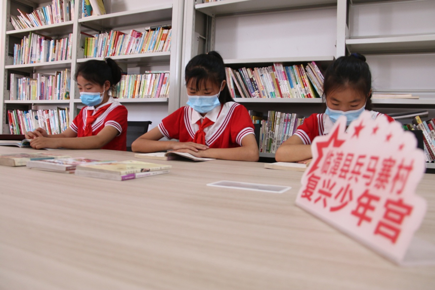 河北省臨漳縣柏鶴集鄉(xiāng)兵馬寨村復興少年宮，孩子們在閱覽室讀書。 申志好攝