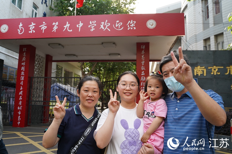 一家人在考點(diǎn)前合影留念。周夢(mèng)嬌攝