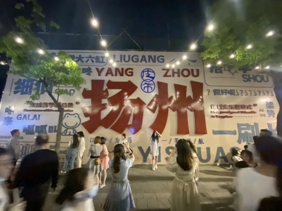 古運河畔的皮市街充滿市井氣息。 人民網(wǎng) 張玉峰攝