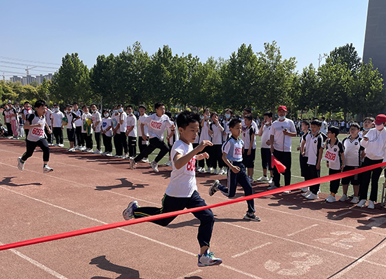 河北省威縣第四小學(xué)學(xué)生組織短跑比賽。 趙國華攝