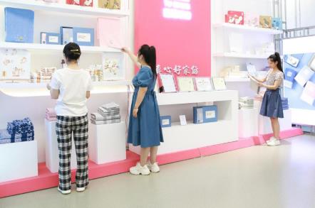 多樣的高陽紡織產(chǎn)品吸引大家關(guān)注。班靜怡攝