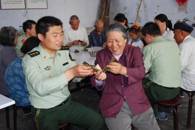 趙德恒與孤寡老人共度端午佳節(jié) 。 濱州市公安局海岸警察支隊(duì)岔尖派出所供圖