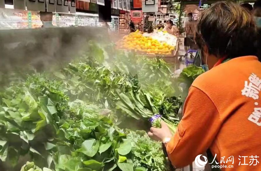 在大潤發(fā)長江北路店里，果蔬、肉蛋等生活必需品種類齊全，供應充足，市民正有序選購。無錫市委網信辦供圖