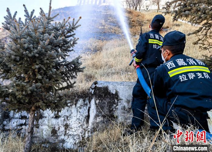 12月6日，布達(dá)拉宮消防救援大隊(duì)在布達(dá)拉宮山體林草區(qū)域開展?jié)窕ぷ?。　劉?攝
