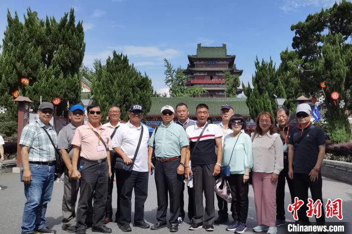 圖為臺灣新北市永和區(qū)里長聯(lián)誼會江西參訪團一行在南昌滕王閣前合影?！×鴷缘?攝