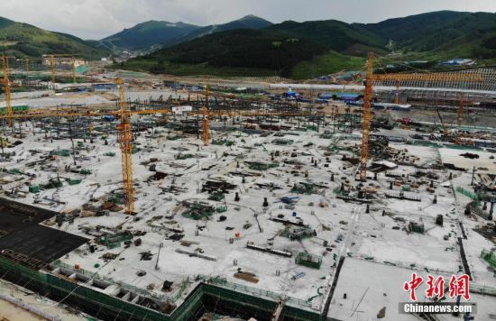 6月28日，航拍鏡頭下的河北張家口冬奧會太子城冰雪小鎮(zhèn)項目。太子城冰雪小鎮(zhèn)項目位于2022年冬奧會張家口賽區(qū)核心區(qū)，連接張家口賽區(qū)云頂和古楊樹兩個競賽場館群，建成后將承擔(dān)賽時核心區(qū)配套保障功能，提供冬奧頒獎、貴賓接待、交通換乘、休閑娛樂等服務(wù)，賽后將成為一座國際化四季度假小鎮(zhèn)。 中新社記者 楊艷敏 攝