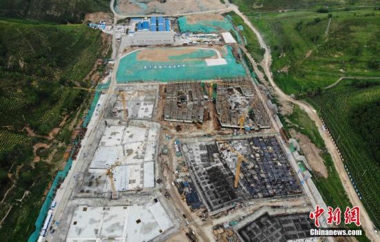 6月28日，航拍鏡頭下的河北張家口冬奧會太子城冰雪小鎮(zhèn)項目。太子城冰雪小鎮(zhèn)項目位于2022年冬奧會張家口賽區(qū)核心區(qū)，連接張家口賽區(qū)云頂和古楊樹兩個競賽場館群，建成后將承擔(dān)賽時核心區(qū)配套保障功能，提供冬奧頒獎、貴賓接待、交通換乘、休閑娛樂等服務(wù)，賽后將成為一座國際化四季度假小鎮(zhèn)。 中新社記者 楊艷敏 攝