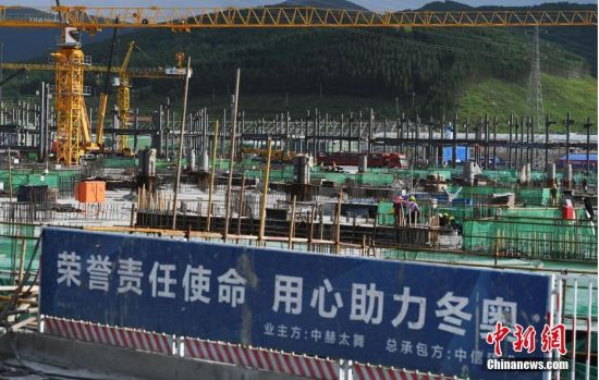 6月28日，河北張家口冬奧會太子城冰雪小鎮(zhèn)項目現(xiàn)場。太子城冰雪小鎮(zhèn)項目位于2022年冬奧會張家口賽區(qū)核心區(qū)，連接張家口賽區(qū)云頂和古楊樹兩個競賽場館群，建成后將承擔(dān)賽時核心區(qū)配套保障功能，提供冬奧頒獎、貴賓接待、交通換乘、休閑娛樂等服務(wù)，賽后將成為一座國際化四季度假小鎮(zhèn)。 中新社記者 楊艷敏 攝