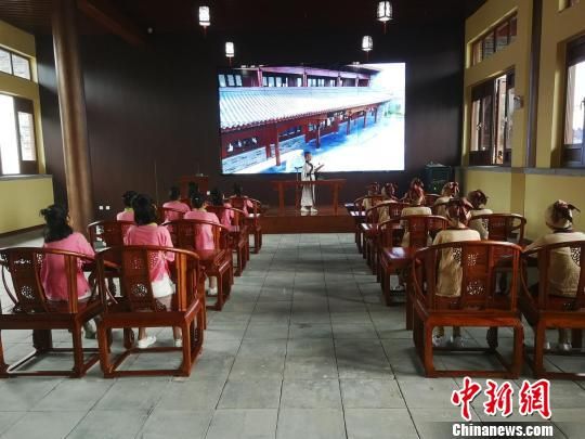 學(xué)生們在大原書院誦讀國學(xué)經(jīng)典?！⊥貔i 攝