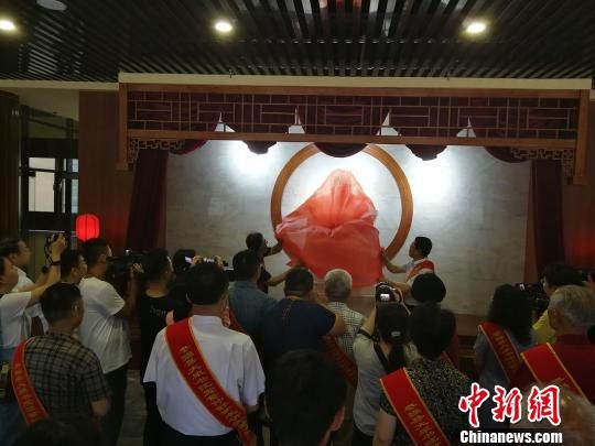 為董子石像揭幕?！⊥貔i 攝