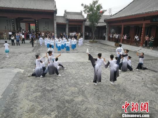 誦讀國學(xué)經(jīng)典展演。　王鵬 攝