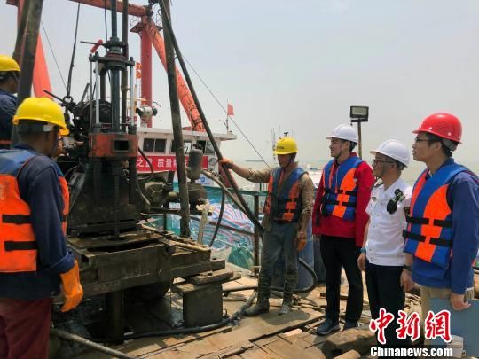 圖為勘察設(shè)計(jì)人員與常熟海事局執(zhí)法船在現(xiàn)場配合鉆探施工?！∥赫?攝