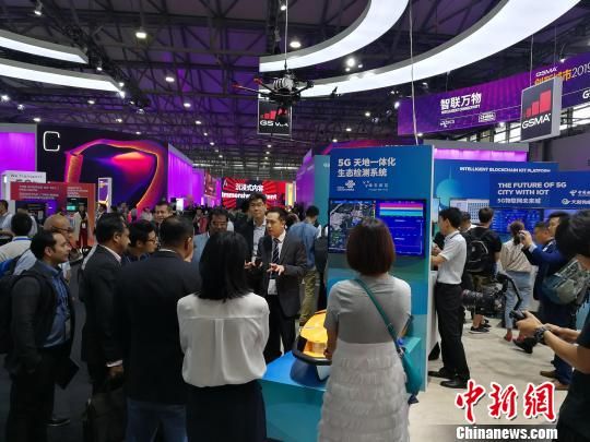 雄安新區(qū)展臺吸引不少眾多觀眾駐足關(guān)注?！∪伟厮?攝