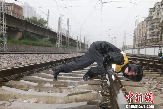 蘭州西工務(wù)段蘭州線路車間職工檢查線路幾何尺寸。　王光輝 攝
