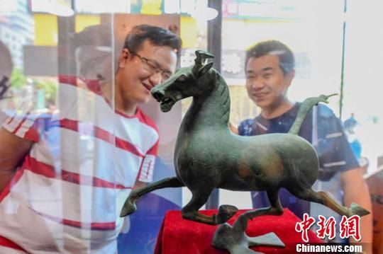 甘肅省博物館將榮登《國(guó)家寶藏》的文物銅奔馬和人頭形器口彩陶瓶搬到了絲路如意餐廳，讓顧客在餐廳內(nèi)就能近距離的和文物面對(duì)面。　鐘欣 攝