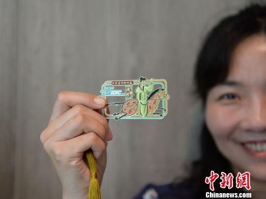 絲路主題餐廳內(nèi)推出的文創(chuàng)產(chǎn)品。　鐘欣 攝