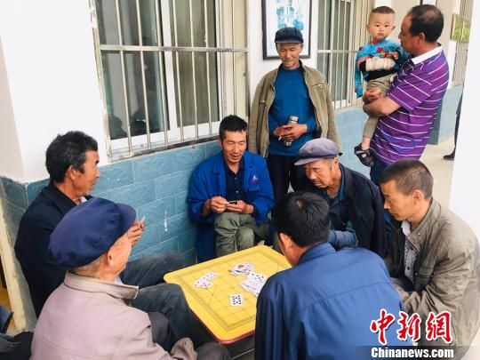 圖為老年人“興趣驛站”中的棋牌組?！“瑧c龍 攝