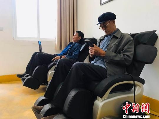 袁家壩村老年人使用按摩椅?！“瑧c龍 攝