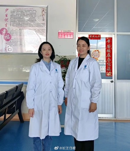 “有醫(yī)生嗎？有人暈倒了！”武漢協(xié)和醫(yī)院援藏醫(yī)療隊(duì)員聽(tīng)到呼救就沖了上去