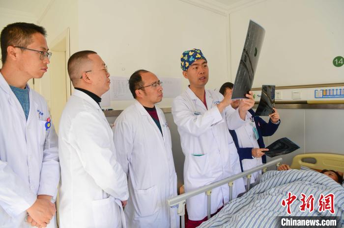 圖為醫(yī)療援藏專家何蔚(站右二)與馮敬云(左二)、廖濤(左三)等人討論患者病情。(資料圖) 貢嘎來松 攝