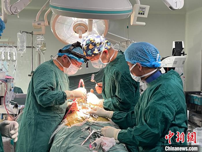 圖為在北京援藏醫(yī)療隊專家指導下，多項新技術(shù)使用到脊柱疾病的手術(shù)中。(資料圖) 拉薩市人民醫(yī)院脊柱外科供圖