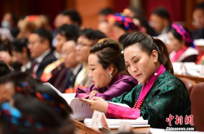 1月5日，次旦卓嘎(右一)在拉薩參加西藏自治區(qū)第十一屆人民代表大會(huì)第五次會(huì)議第二次全體會(huì)議。西藏自治區(qū)人大代表次旦卓嘎來(lái)自日喀則市定日縣，定日縣被稱為“洛諧故鄉(xiāng)”，作為西藏民間歌舞，洛諧已被列入中國(guó)國(guó)家非物質(zhì)文化遺產(chǎn)項(xiàng)目名錄，這是集歌、舞、樂(lè)、彈唱于一體的綜合藝術(shù)形式。參加完西藏2022年新年音樂(lè)會(huì)的次旦卓嘎告訴記者，每年參加的基層演出可達(dá)80場(chǎng)，“我希望用最純粹的方式，把最好的聲音帶到西藏乃至中國(guó)的各個(gè)角落?！?<a target='_blank' href='/'><p  align=