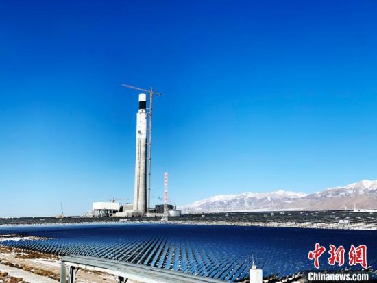 圖為地處柴達(dá)木盆地的光伏電站。　孫?！z