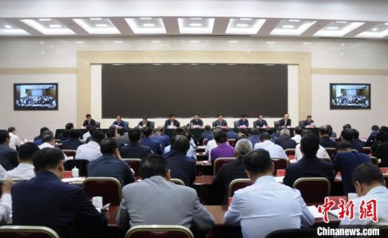 圖為青海省生態(tài)環(huán)境保護警示教育大會現場?！?zhí)砀！z 　　