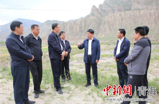 圖為黃南州有關領導現(xiàn)場踏勘、督導生態(tài)環(huán)保責任落實情況現(xiàn)場。黃宣攝