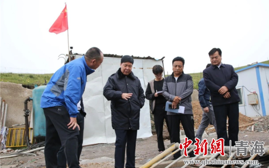 圖為黃南州有關(guān)領(lǐng)導(dǎo)現(xiàn)場踏勘、督導(dǎo)生態(tài)環(huán)保責(zé)任落實(shí)情況現(xiàn)場。黃宣攝