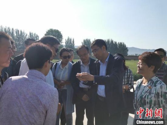 圖為杜德志在基層調(diào)研。受訪者供圖