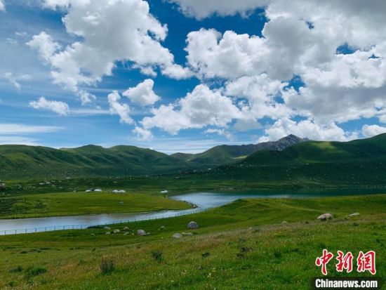 圖為果洛州境內(nèi)的年保玉則。（資料圖）　孫?！z