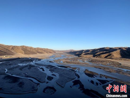 圖為三江源腹地，黃河流經(jīng)達(dá)日縣。（資料圖） 孫睿 攝 　　