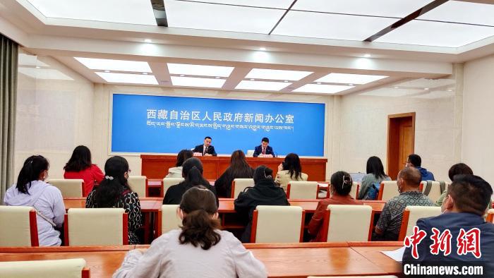 圖為西藏阿里地區(qū)在拉薩召開新聞發(fā)布會(huì)，發(fā)布西藏和平解放70年來阿里地區(qū)經(jīng)濟(jì)社會(huì)發(fā)展成就?！∝暽＠?攝