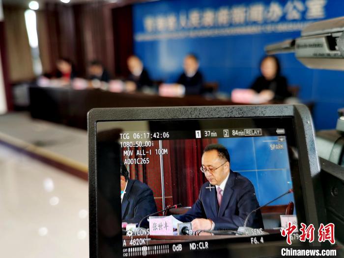 圖為青海省水利廳廳長張世豐參加新聞發(fā)布會。　張?zhí)砀?攝