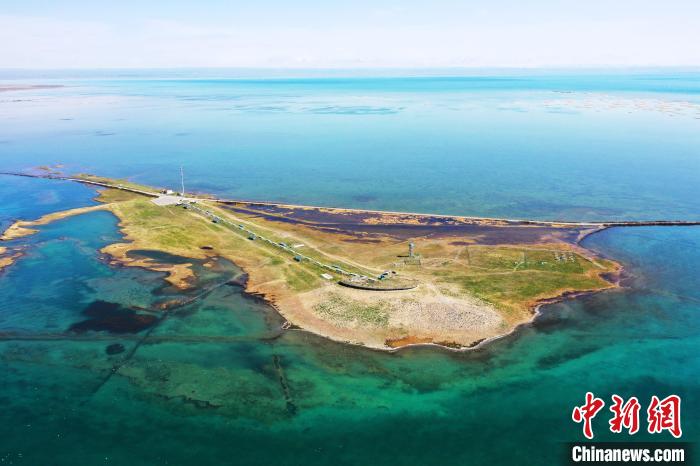 圖為無人機航拍青海湖。　趙海梅 攝