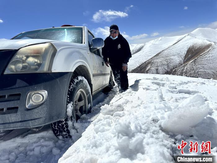 圖為生態(tài)管護(hù)人員準(zhǔn)備在雪地推車?！《“瓦_(dá)杰 攝